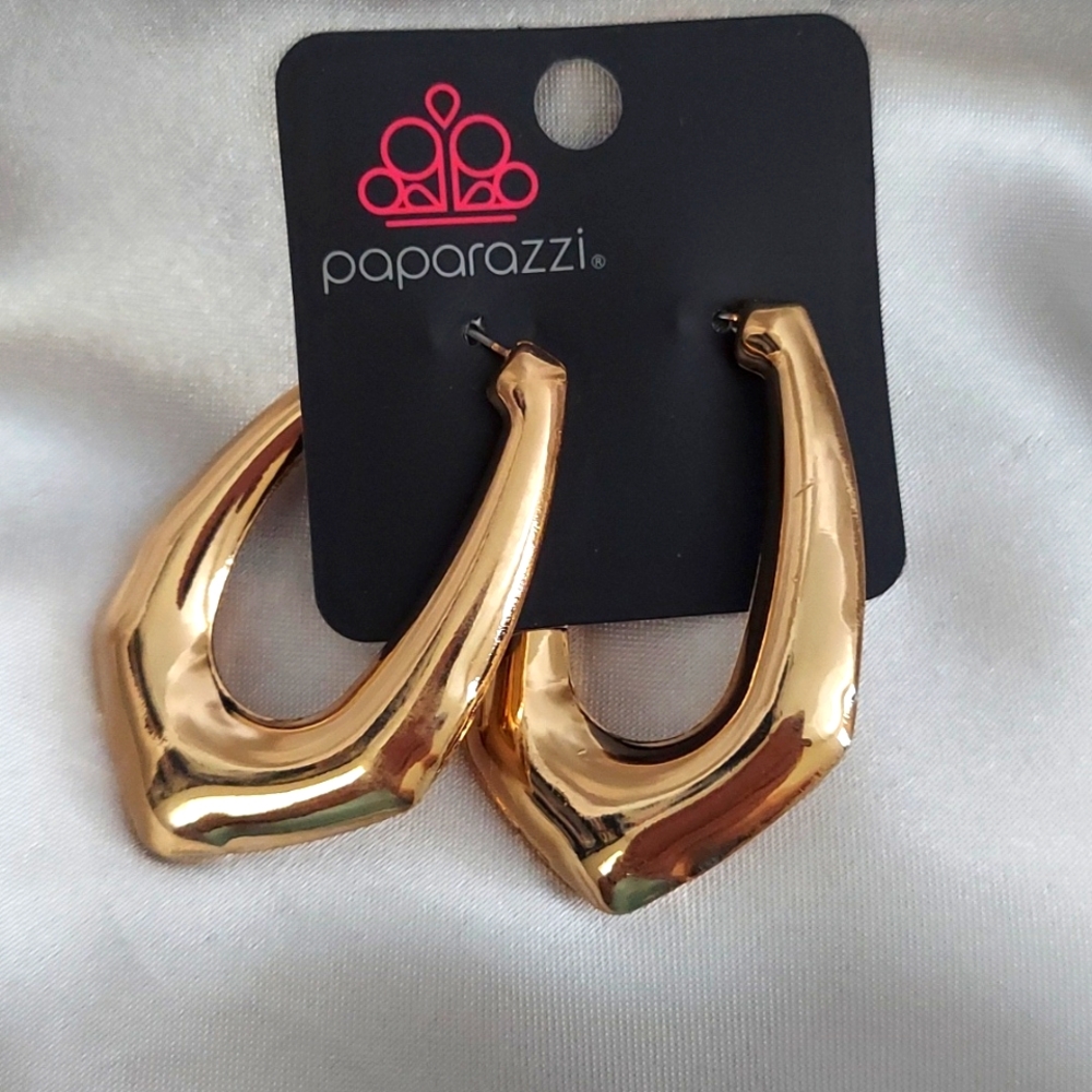 Golden geometric hoops